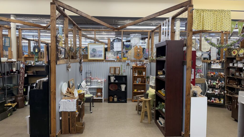 Antique mall booth with limited inventory and uninviting layout showing common reasons why some vendor booths struggle to make sales